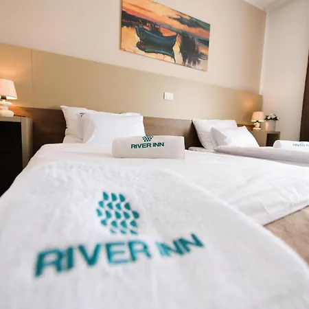 River 酒店 *